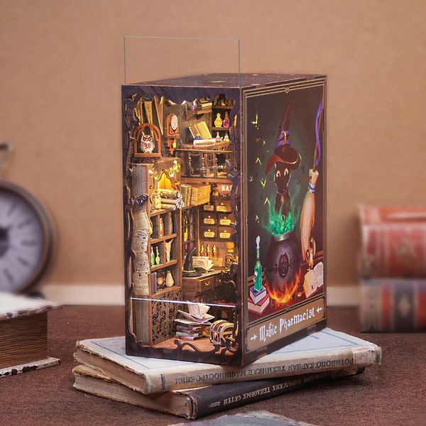 CUTEBEE DIY Book Nook Kit Miniatur-Puppenhaus Home Touch Light Dust Cover Modellbau Spielzeug Geschenke Magic Pharmacist 240111