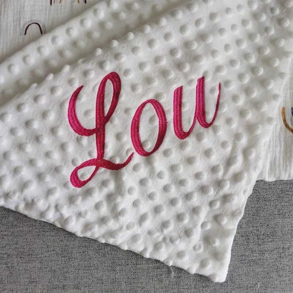 Decken Pucktücher Name Personalisierte Doudou Babydecken Neugeborenen Empfangsdecke Benutzerdefinierter Name Plüsch Dot Baby SwaddleL240110