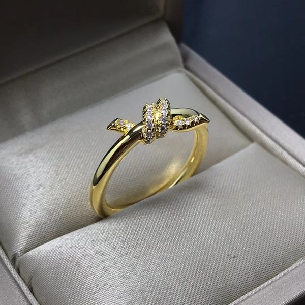 Anelli d'amore placcati in oro 18k per donna Anello di design Anello per coppia Anello in argento 925 con diamanti intarsiati in acciaio al titanio Anello nuziale unisex Regalo per feste di anniversario senza dissolvenza