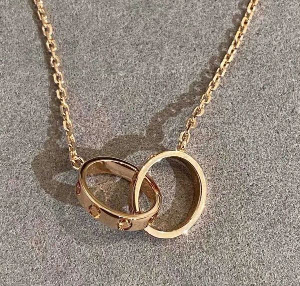 2024 New Jewelry V Gold Luxus-Qualität Doppelring-Verbindungsanhänger-Halskette in Rosé vergoldet für Frauen, Hochzeitsschmuck, Geschenk mit Stempel, Valentinstagsgeschenk