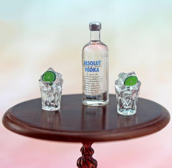 112 Accessori in miniatura per casa delle bambole Mini bottiglia di vodka in resina Set di bicchieri da vino Simulazione modello di bevande giocattolo per la decorazione della casa delle bambole1943732