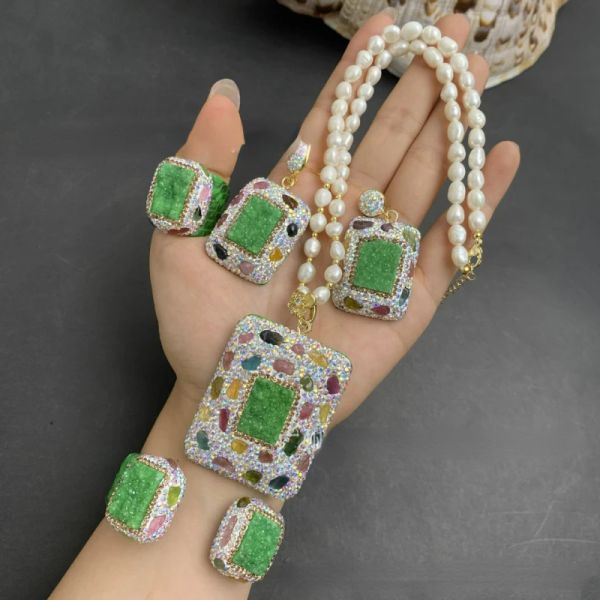 Set di gioielli di minerale di dente di cristallo verde naturale Set di gioielli da sposa da donna di lusso di fascia alta con collana di strass in pelle di serpente
