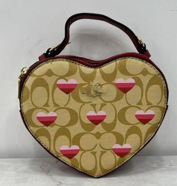 Lüks Tasarımcı Çanta 2024 Yeni Moda Klasik Logo Kalp Şekleli Çanta Desen Çanta Omuz Eşleme Çantaları
