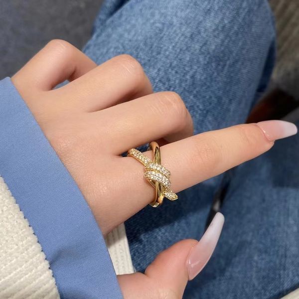 2024 Nuovo modello Anelli a fascia Anelli d'amore placcati in oro 18k per donna Anello di design Anello per coppia Anello in argento 925 con diamanti intarsiati in acciaio al titanio Fede nuziale unisex Annive