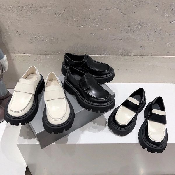 Mocassino da trattore da donna in pelle nera liscia pelle di vitello Cuciture superiori in tono visibile Suola in gomma dentata spessa da donna Scarpe casual da mocassino