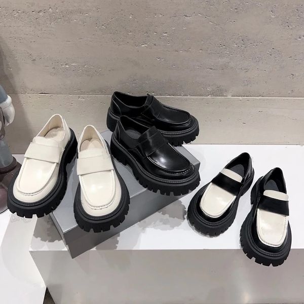 Traktor-Loafer für Damen, schwarzes Leder, glattes Kalbsleder, sichtbare Tonnaht, dicke, gezahnte Gummilaufsohle, lässige Damen-Loafer-Schuhe