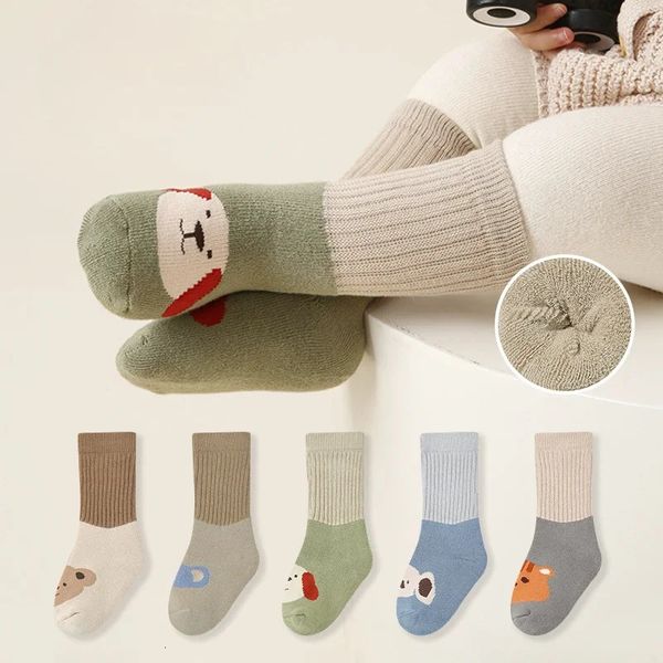 Sonbaharda ve kışın kalınlaşmış karikatür hayvan terry çoraplarında bebek çorapları satmak pamuklu pamuk sınıfı A sıcak çocuk çorapları 240112