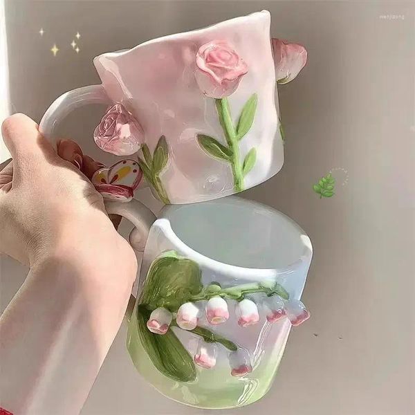 Tazze Cute Pink Girl Tazza da tè in ceramica in rilievo Latte Acqua Bevanda Tulipani dipinti a mano Carillon Fiori Tazza da caffè Tazze regalo per le feste