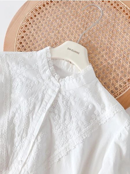 Camicette da donna Lamtrip Ricamo unico a forma di V Allacciatura floreale Colletto alla coreana Dolce volant Camicia bianca in cotone monopetto a maniche lunghe