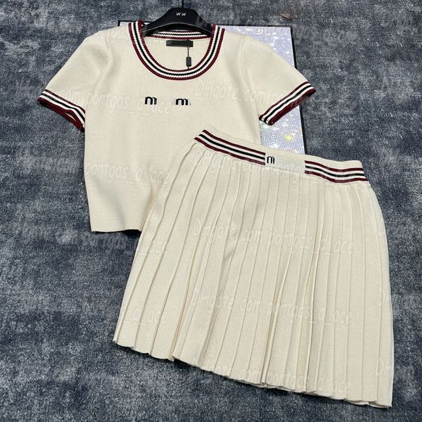 Miu Maglioni da donna lavorati a maglia Top Gonne Set Lettere di design di lusso T-shirt a colori a contrasto Gonna a pieghe Abito elegante casual quotidiano Donna Maglieria Camicie Abito Set 8902