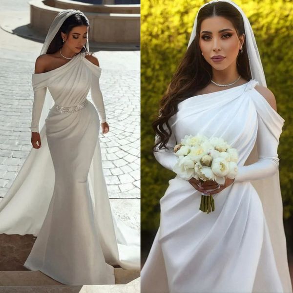 Dubai Meerjungfrau-Hochzeitskleid für die Braut, Meerjungfrau, einschulterlang, langärmelig, Satin-Brautkleider mit Gürtel für die Hochzeit für Nigeria, schwarze Frauen, wunderschönes Kleid NW032