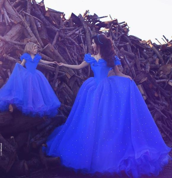 Günstige schöne königsblaue Prinzessin-Festzug-Kleider für kleine Mädchen, Perlen, schulterfrei, Flügelärmel, bodenlang, für Blumenmädchenkleider 3976242