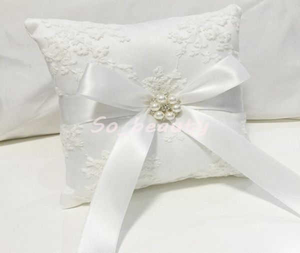 Белое обручальное кольцо подушка с кружевной ленточной лентой брак