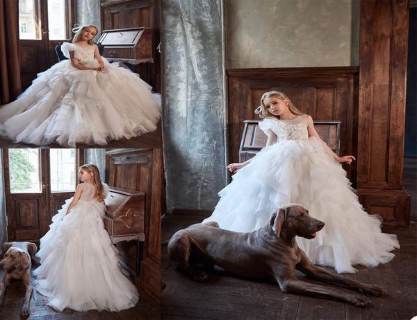 Eleganti abiti da ragazza di fiore bianco Gonne a strati Tulle Sweep Train Principessa Abiti da spettacolo Applicazioni di pizzo Abito da cerimonia formale per bambini1361320