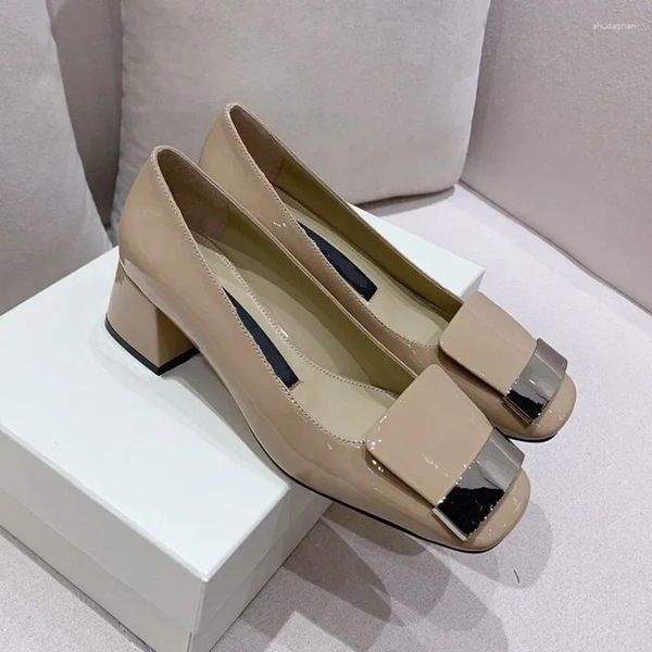 Scarpe eleganti estive singole da donna con tacco medio in pelle verniciata poco profonda testa quadrata rossa tacchi alti piccoli