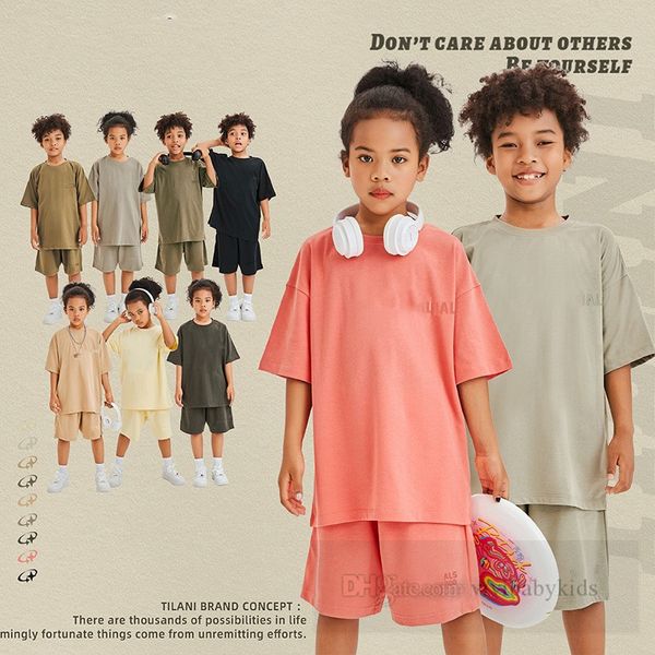 Дизайнерские комплекты детской одежды с надписью для мальчиков и девочек, футболка с короткими рукавами и полушортами, 2 шт., 2024 летние детские свободные повседневные наряды Z6708