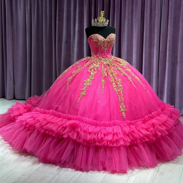 Rosarote Quinceanera-Kleider, Ballkleid, Vestidos de 15 Jahre, glitzernde Goldapplikationen, Spitze, Tüll, abgestuft, süße 16-Prinzessin-Geburtstagsparty-Kleider