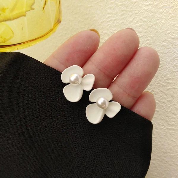 Orecchini a bottone moda fiore bianco per le donne carino coreano imitazione perla elegante petalo piccole ragazze regalo gioielli semplici