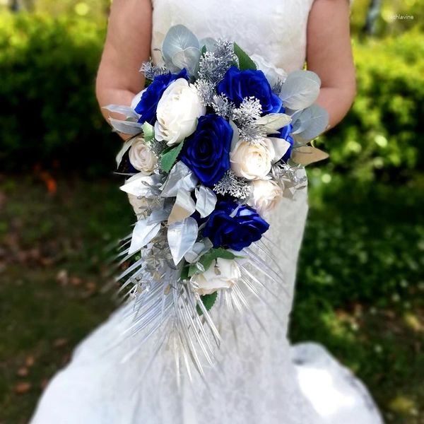 Hochzeitsblumen 2024 Whitney Brosche der Sammlung Künstliche silberne Kiefernzweige Mischung Elfenbein Rosen Blumenstrauß Mariage