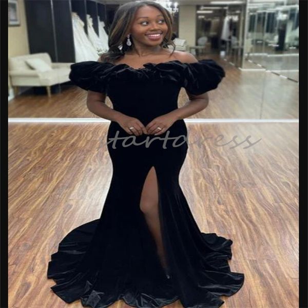 Elegantes Ballkleid aus schwarzem Samt für schwarze Mädchen mit Schlitz. Bezauberndes südafrikanisches Meerjungfrau-Abendkleid, schulterfrei, formelles Tanzkleid, wunderschöne Robe De Mariee