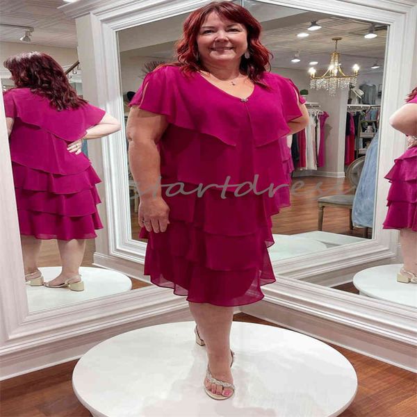 Vestido fúcsia plus size para mãe da noiva, decote em V, mangas de capa, chiffon, noivo, mãe, vestido de festa à noite, comprimento do joelho, vestido de baile, casamento, babados em camadas