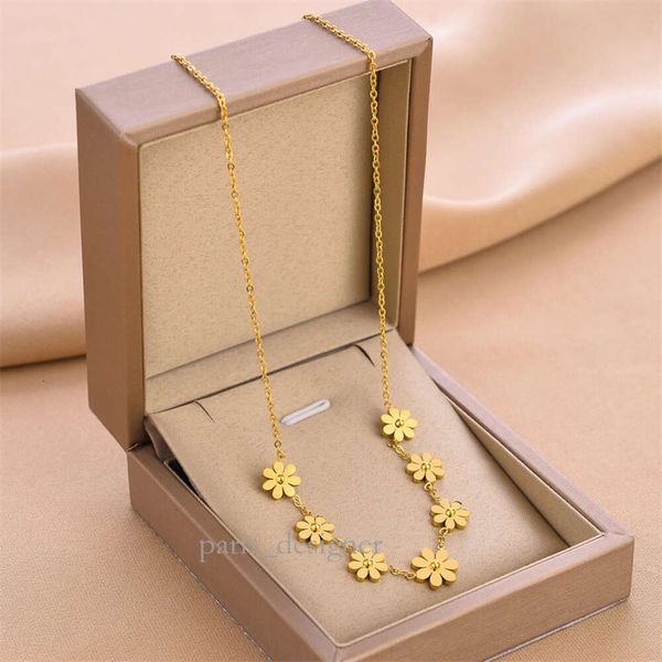 Collana con margherita Collana con colletto placcato in oro Corto con sette piccoli crisantemi Collana con catena incrociata Copricapo in oro femminile 792 773