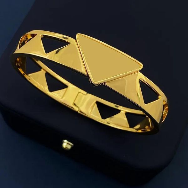 Armreif mit Luxus-Charm, Damen-Schmuck, Gold-Armband, einfach ausgehöhlt, kleines Dreieck-Stil, Snap-Design, modisch und wunderschön, Designer-High-End
