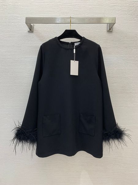 2024 Весеннее черное сплошное цветное платье с перьями и длинными рукавами, круглым вырезом и двойными карманами, короткие повседневные платья B4J151487
