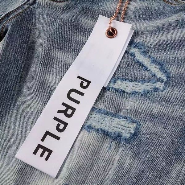 Lila Jeans-Label-Logo. Designer-Jeans-Modemarken-Label. Großhandel Lila Logo-Label. Größe 30-38