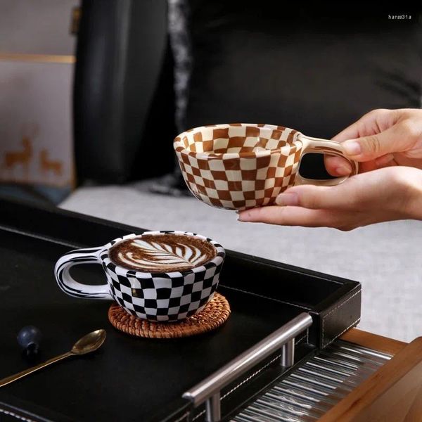 Caffettiere 1pc Tazza in ceramica Scacchiera irregolare Tazze per il latte a scacchi Tazza per acqua Bere Tazze per succhi Set da tè per la casa Abbigliamento per la casa