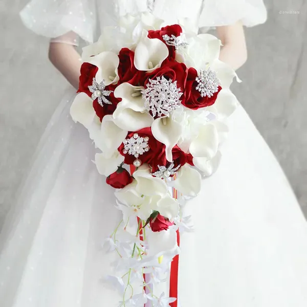 Flores de casamento mori ao ar livre noiva segurando pu calla lírio diamante fivela gota de água cachoeira buquê dama de honra