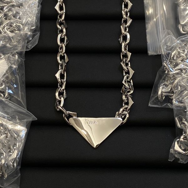 Дизайнерское серебряное ожерелье Prad для женщин и мужчин Треугольные буквы панк-эмаль Cool Street Woman Подвески Ожерелья Роскошные украшения 43545
