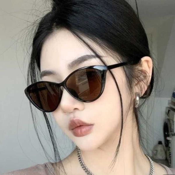 Versione coreana degli occhiali da sole cat eye Instagram ultra leggeri alla moda resistenti ai raggi UV parasole per ragazza piccante dimagrante per il viso grande alla moda