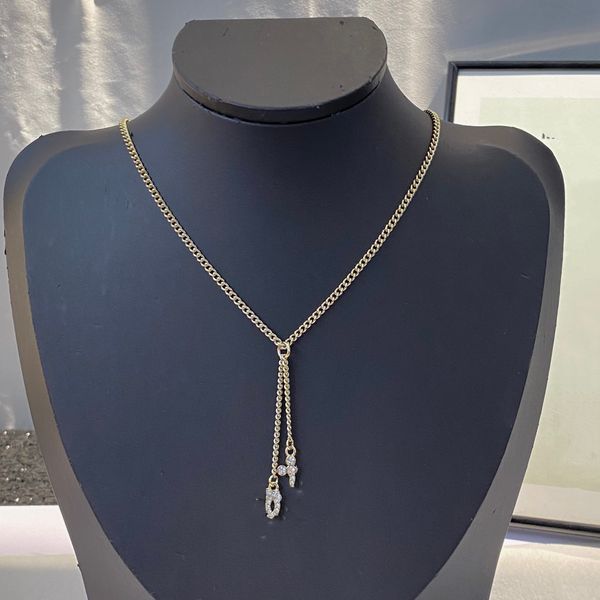 Colar de designer com pingente duplo de coroa de diamante para mulheres com design de fivela elegante