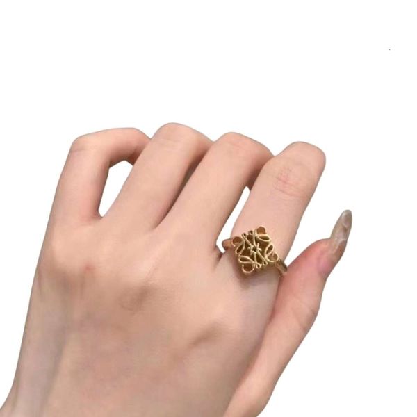 Anello Loewss Designer Donna Anelli di alta qualità Anello in oro argento geometrico a spirale cava per le donne Anello indice squisito e alla moda per donne Ins avanzate