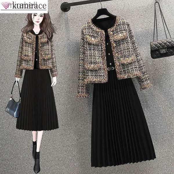 Grundlegende Freizeitkleider Koreanisch Beliebte Herbst Plaid Splice Strickjacke Mantel Langarm Plissee Kleid Zweiteiliges elegantes Damenrock-Set YQ240115