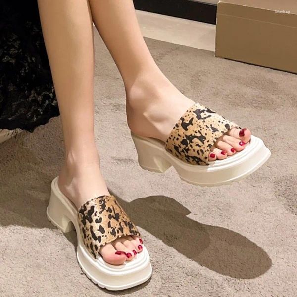 Chinelos senhoras sapatos à venda 2024 verão mulheres misturadas cores leopardo impressão dedo do pé aberto meados de salto à prova de água casual