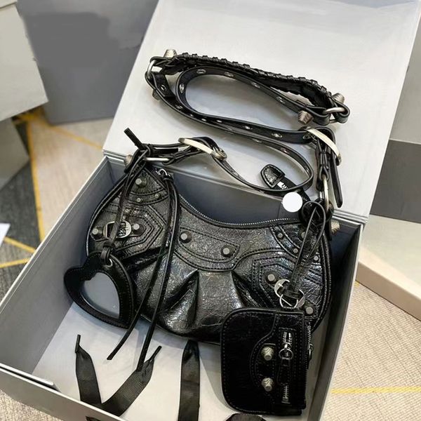 Frauen Handtasche Unterarm Falten Crescent Umhängetasche Vintage Nieten Lokomotive Bagleder Biker -Tasche Stylish Designer Cross Body Gurte Geldbörse Motorradbeutel