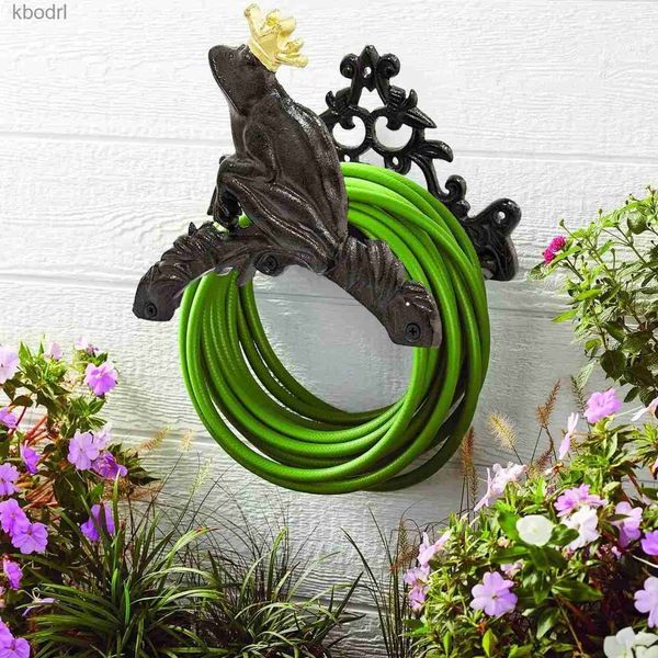 Decorazioni da giardino Porta tubo da giardino Frog Prince Marrone antico con corona dorata Appendiabiti per tubo dell'acqua Fissato al muro Decorativo per interni ed esterni Portatubo YQ240116