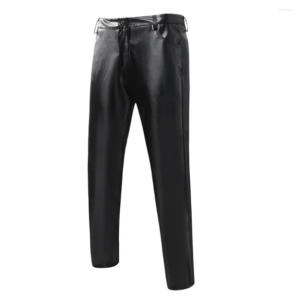 Мужские брюки выделяются из толпы с помощью узких длинных брюк-карандаш из искусственной кожи черного, хаки, серого, синего или красного цвета
