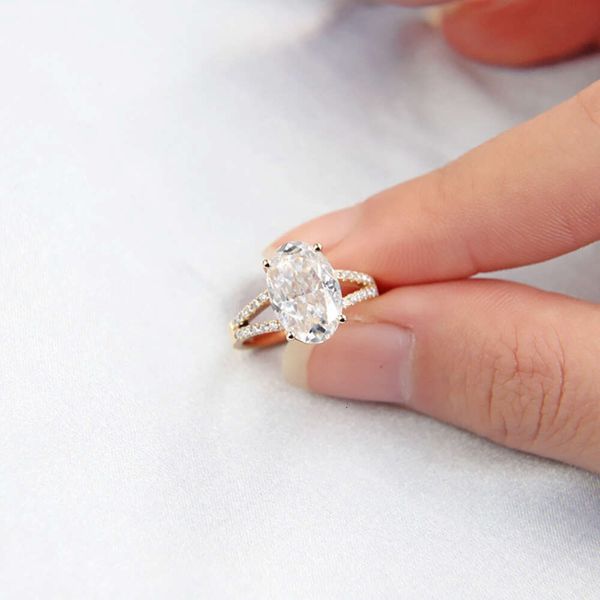 Anel de noivado de casamento moderno com diamante de moissanite oval de 3 quilates em ouro amarelo 14K para mulheres