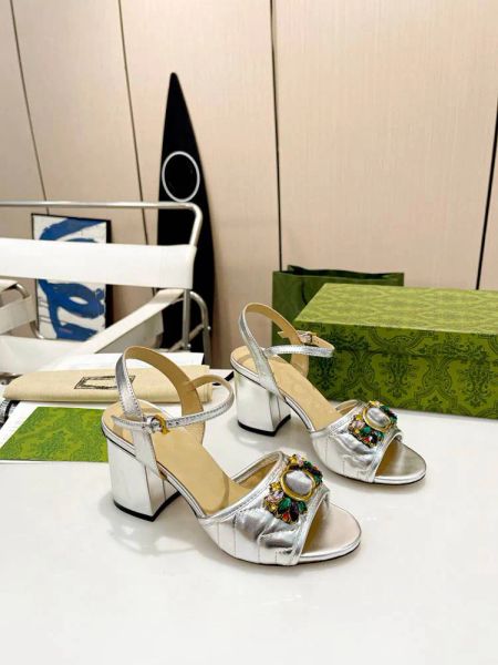 Neue Damen-Sandalen mit dickem Absatz, luxuriöse Designer-Mode-Strand-Jelly-Sandalen