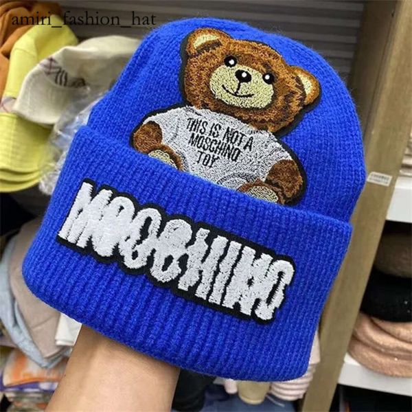 Moschino Damenmütze Designer Moschino bestickte gewebte Manschette Sitzmütze Wintermütze Bär Strickmütze Beanie Hochwertige Plüschballmütze Weiße Fuchshüte 1956 364