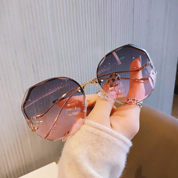 Neue Mode Große Rahmen Randlos Getrimmt Sonnenbrille Frauen Polygonal Metall Gebogene Spiegel Beine Mesh RedNH25