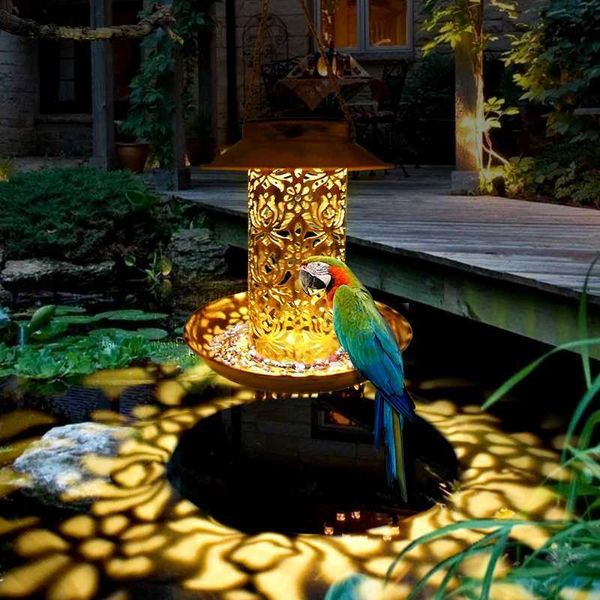 Decorazioni da giardino Mangiatoia per uccelli a energia solare Luce solare impermeabile Lanterna con vassoio in metallo bronzo appeso selvaggio per la decorazione dell'albero da giardino all'aperto YQ240116