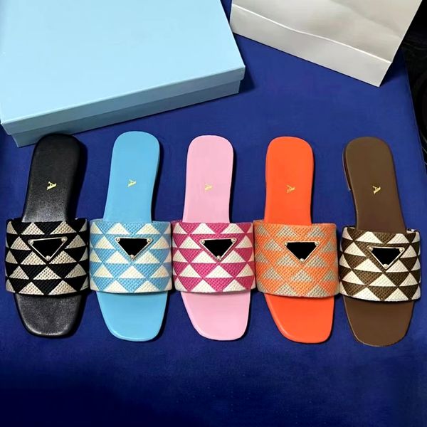 Kadın Nakışla Kumaş Terlik Slayt Luxurys Designer Flip Flops Ayakkabı Üçgen Kaydırıcıları Erkekler Özet Siyah Sandale Prad Falt Topuk Ayakkabı Moda Sandal Havuz Moakar