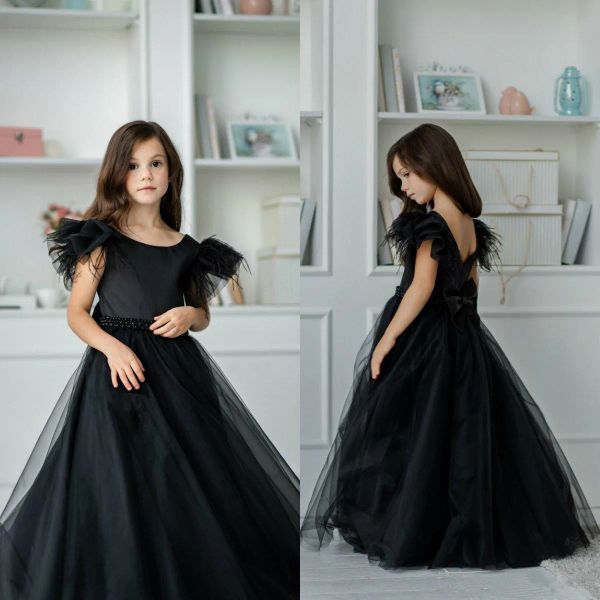 Einfache lange schwarze Blumenmädchenkleider mit Juwel-Ausschnitt, Tüll, kurzen Ärmeln und Schleife, Ballkleid, bodenlang, maßgeschneidert für die Hochzeitsfeier.