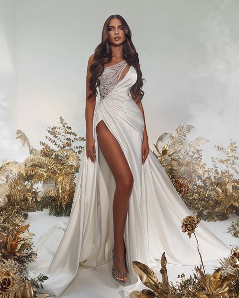 2024 Avorio A Line Abiti da sposa Raso Una spalla Illusion Perline di cristallo Abiti da sposa Plus Size Sweep Train Vestido De Novia Spacco laterale Aperto Indietro Senza maniche