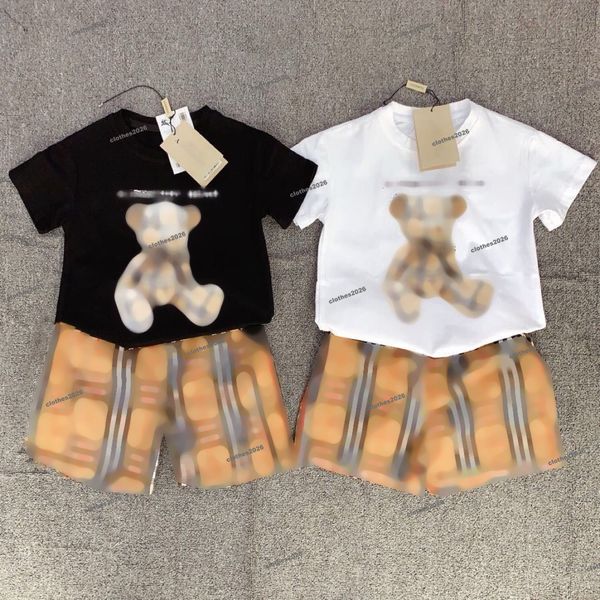 Set di abbigliamento per bambini lettera Modello Ragazzo Ragazza Tuta estiva Manica corta Top T-shirt Pantaloncini Set T-shirt di design di lusso top pantaloncini Tute sportive per bambini bianco top brand 2024