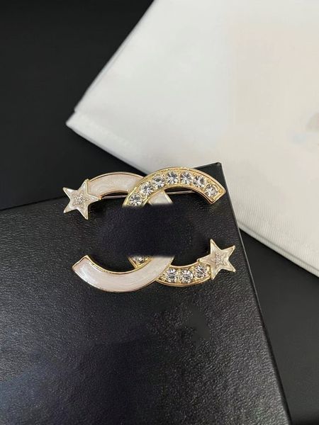 Vintage lüks kadın tasarımcı marka mektubu broşlar 18k altın kristal rhinestone mücevher broş cazibe kızlar pin evlenerek düğün partisi kumaş aksesuarları